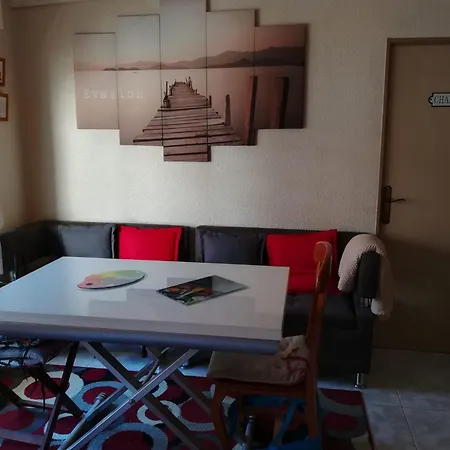 Beautiful 2-bedroom Less Than 50m From The And Side Sea Views *