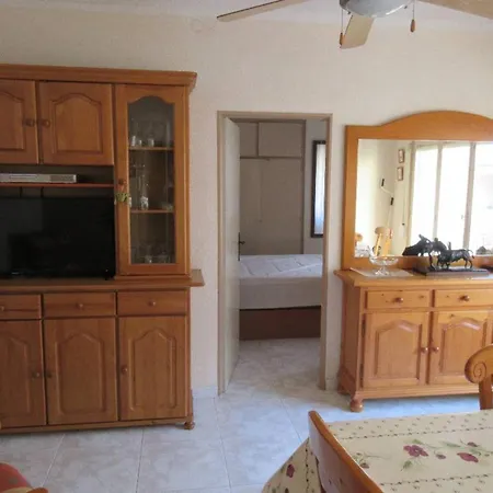 Beautiful 2-bedroom Less Than 50m From The And Side Sea Views