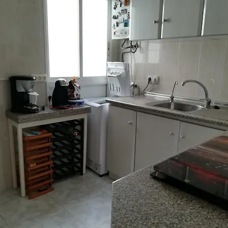 Beautiful 2-bedroom Less Than 50m From The And Side Sea Views