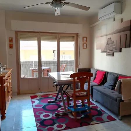 Apartman Beautiful 2-bedroom Less Than 50m From The And Side Sea Views